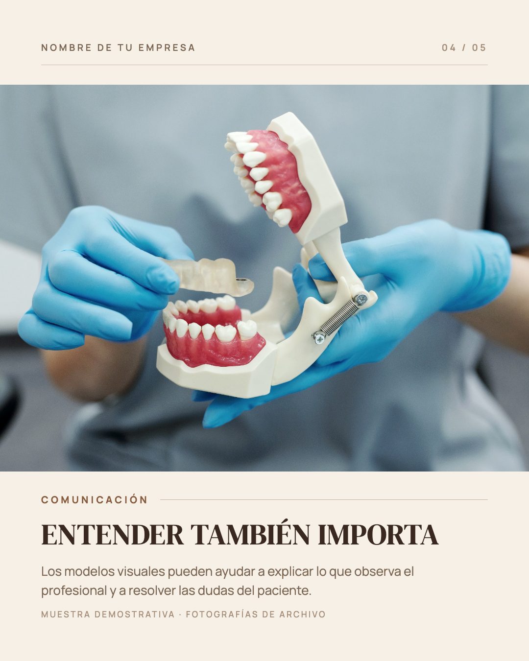 Comunicación: fotografía de un modelo dental explicado con las manos, bajo el titular «Entender también importa».